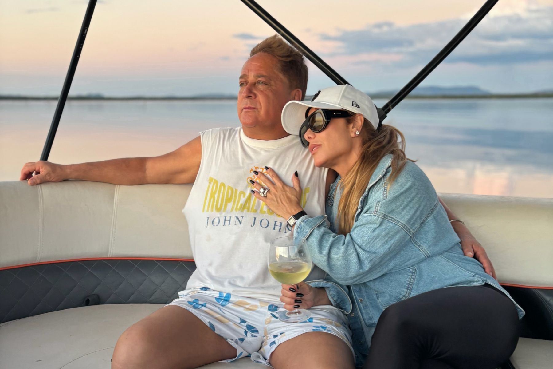 Com mãe de Virginia, cantor Leonardo comemora 63 anos em festa intimista