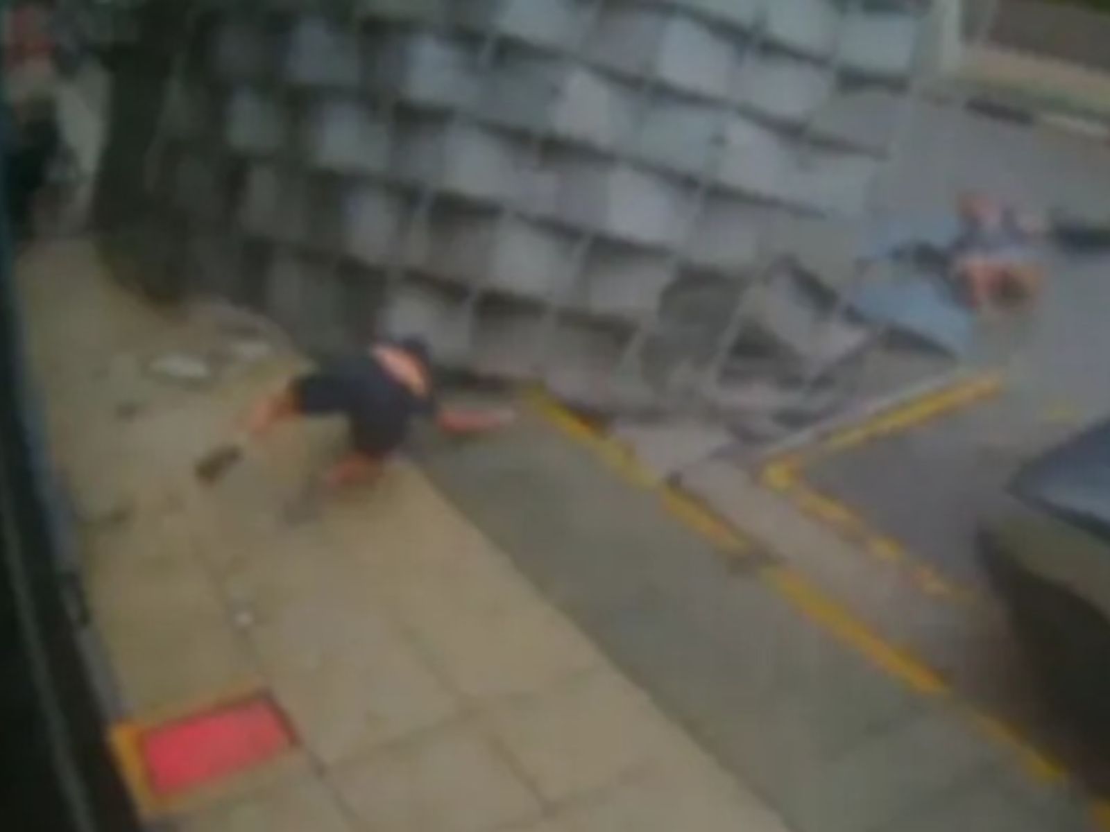 Vídeo: estrutura de loja cai em crianças após ventania no litoral de SP