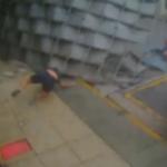 Vídeo: estrutura de loja cai em crianças após ventania no litoral de SP