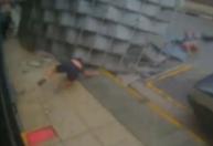 Vídeo: estrutura de loja cai em crianças após ventania no litoral de SP