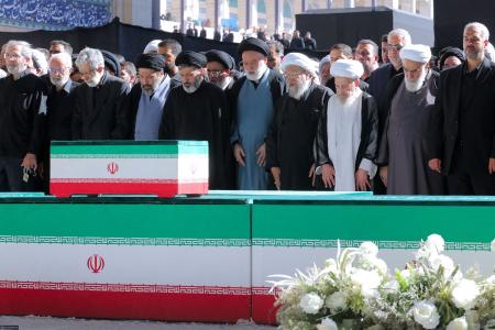 Foram realizadas orações sobre o caixão do falecido líder supremo do Irã, Ali Khamenei, no segundo dia de cerimônias fúnebres que atraíram multidões para prestar suas últimas homenagens em Teerã.