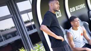 Rayan reencontra ex-companheiros em visita ao CT do Vasco após a Copa do Mundo