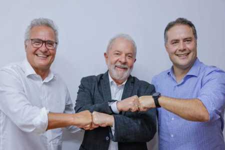 O senador Renan Calheiros, o presidente Lula e o ex-governador Renan Filho (MDB), que disputa o governo de Alagoas em 2026 com o apoio do pai e da base governista federal • Ricardo Stuckert