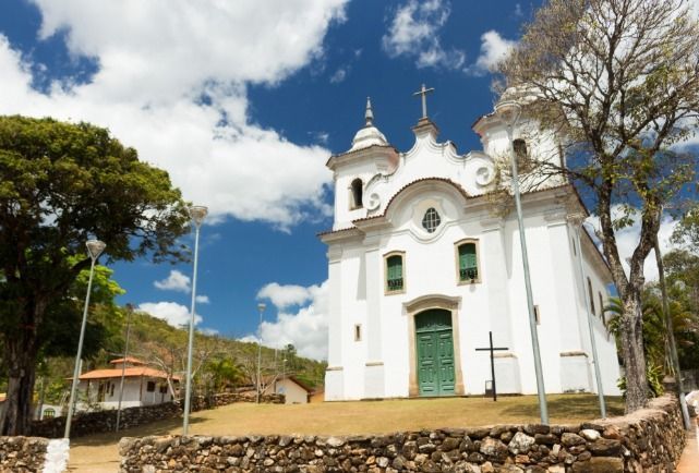 Mariana formaliza parceria para restaurar igreja histórica de Padre Viegas