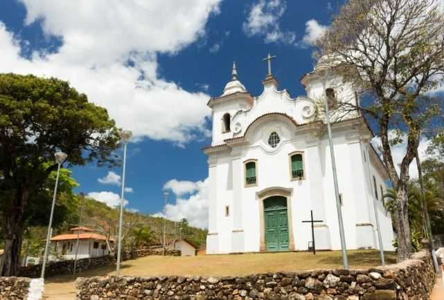 Mariana formaliza parceria para restaurar igreja histórica de Padre Viegas