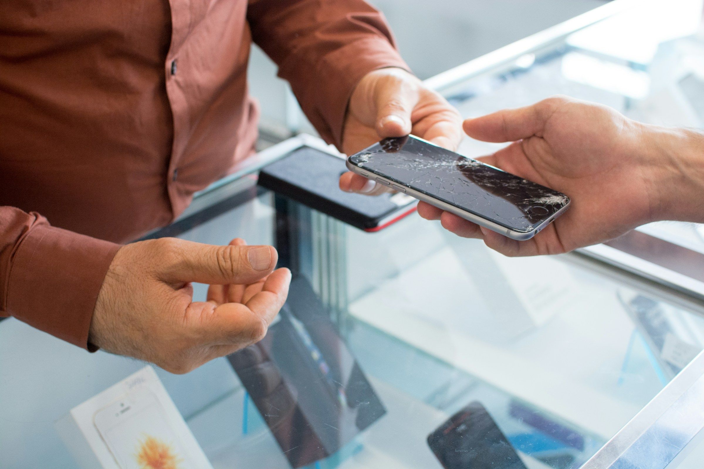 Projeto que busca inibir furtos e roubos de celulares avança na Câmara de BH