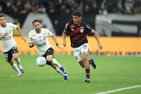 Pedro Milans e Claudinho em Corinthians x Athletico-PR
