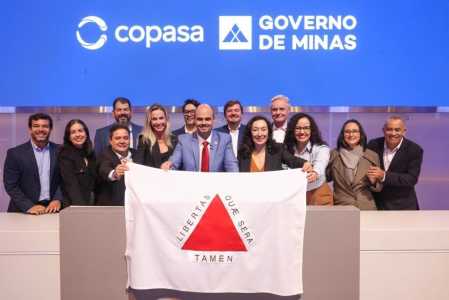 Simões na bolsa de valores de São Paulo no dia da privatização da Copasa