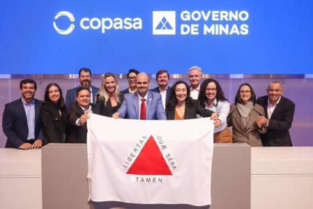 Simões na bolsa de valores de São Paulo no dia da privatização da Copasa
