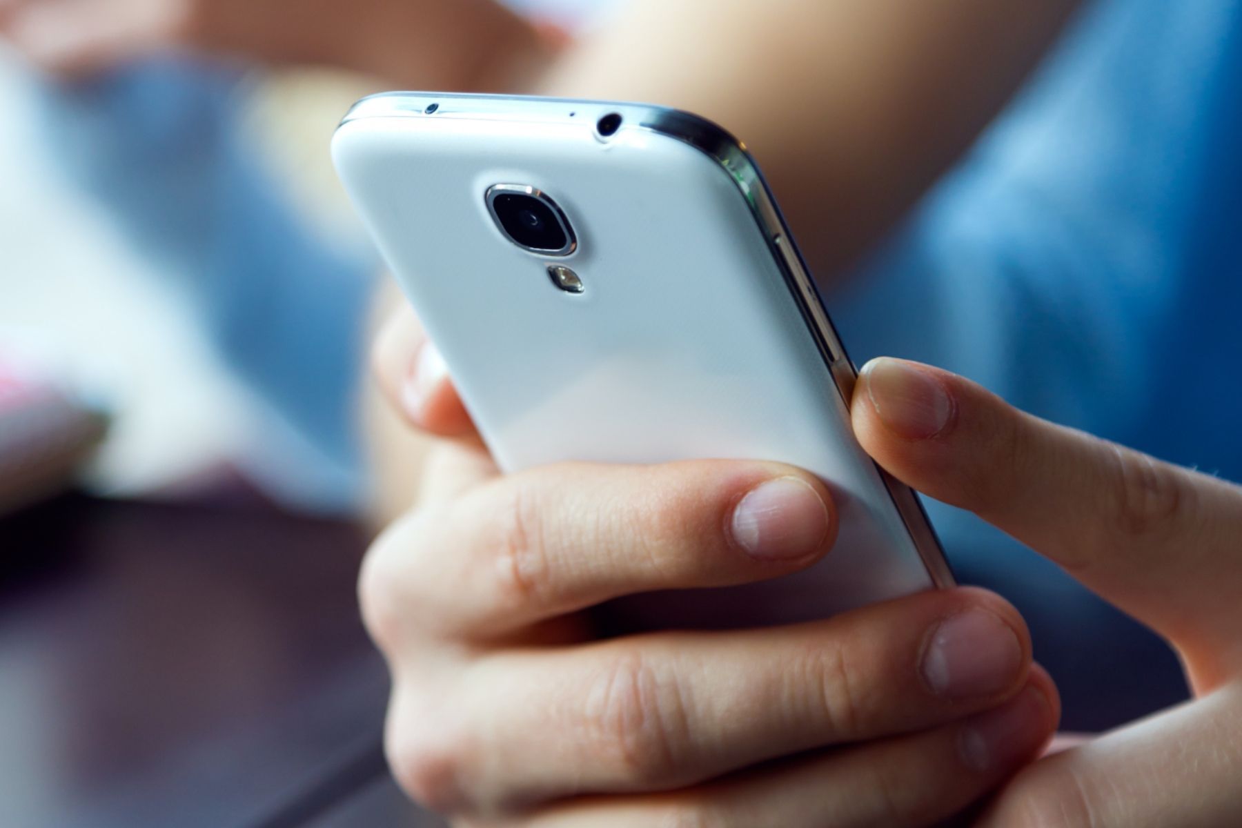 Não é álcool nem limpa vidros: a melhor maneira de limpar a tela do celular sem arranhar