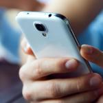 Não é álcool nem limpa vidros: a melhor maneira de limpar a tela do celular sem arranhar