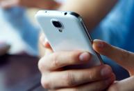 Não é álcool nem limpa vidros: a melhor maneira de limpar a tela do celular sem arranhar