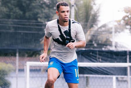 Sandry faz treinos particulares em Santos