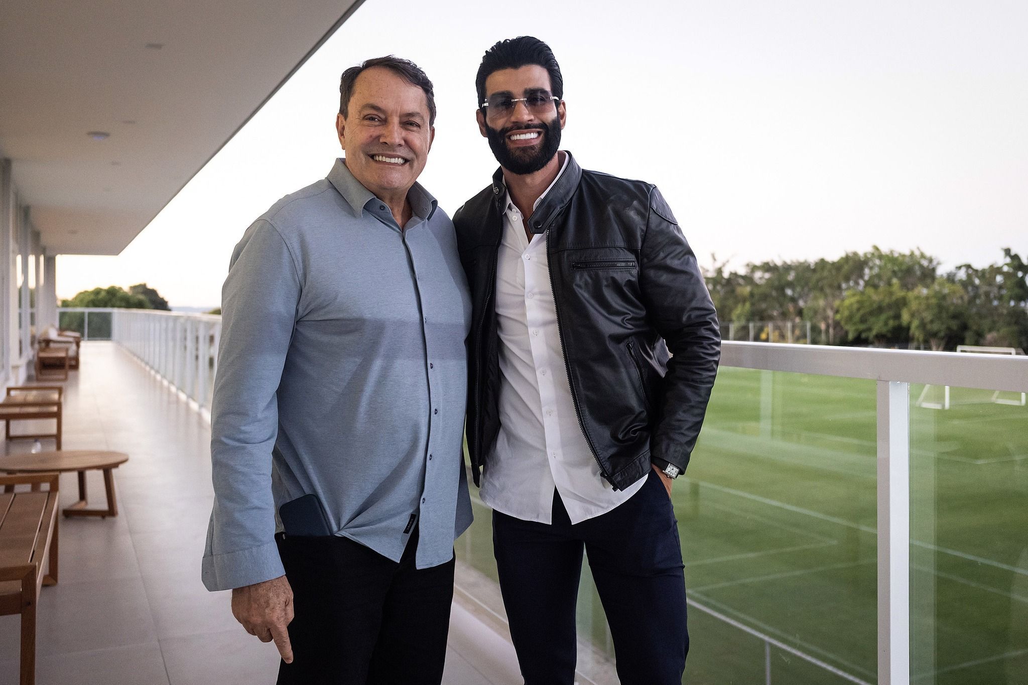 Cruzeiro: Gusttavo Lima visita Toca da Raposa e posa para foto ao lado de Pedrinho