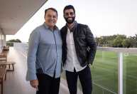 Cruzeiro: Gusttavo Lima visita Toca da Raposa e posa para foto ao lado de Pedrinho