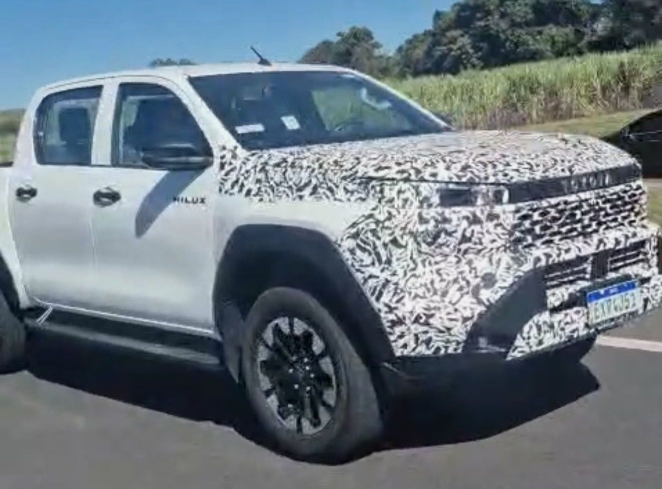 Nova Toyota Hilux, que terá versões elétrica e híbrida, é flagrada no Brasil
