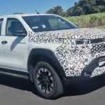 Nova Toyota Hilux, que terá versões elétrica e híbrida, é flagrada no Brasil