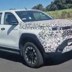 Nova Toyota Hilux, que terá versões elétrica e híbrida, é flagrada no Brasil