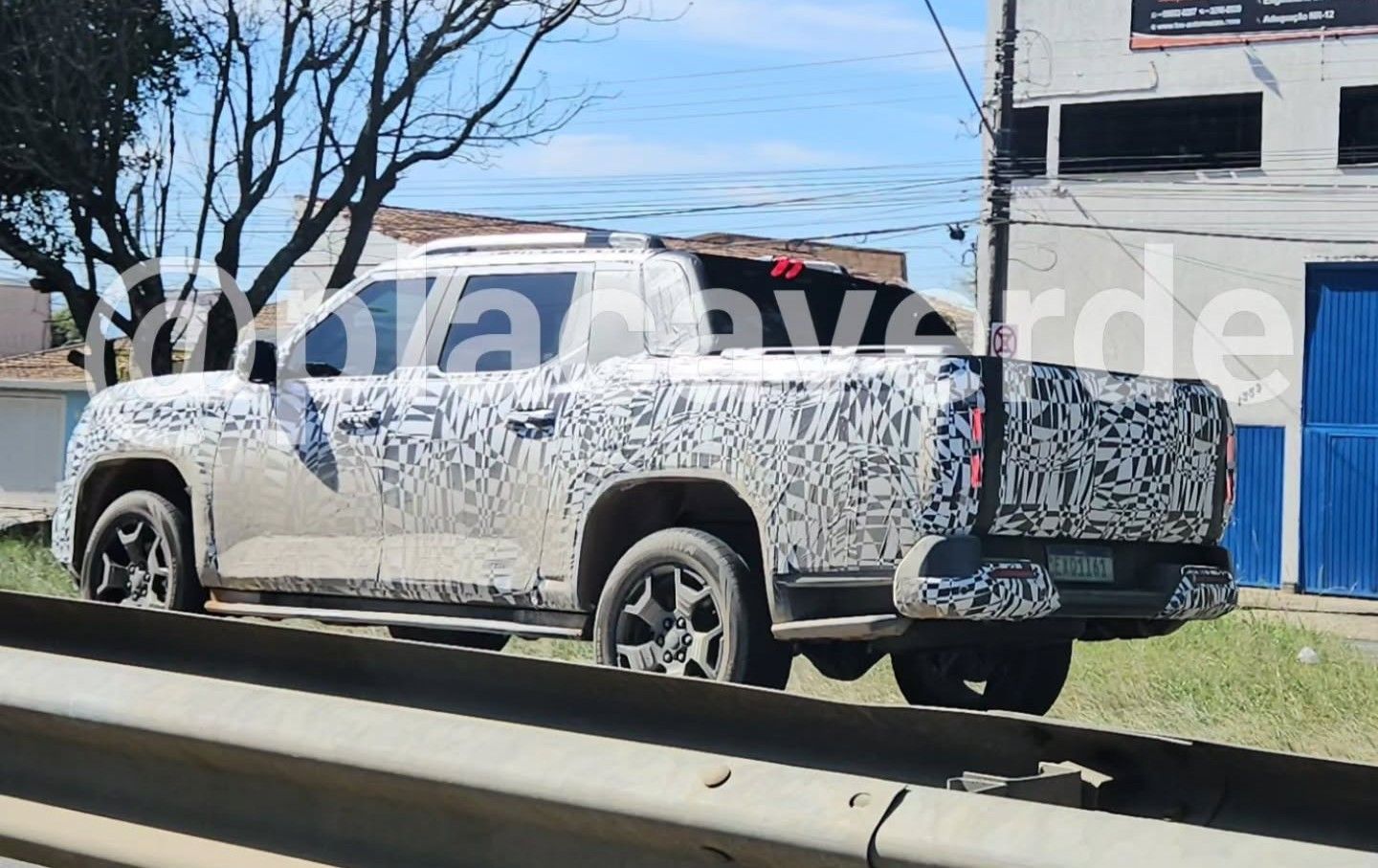 Nova Volkswagen Amarok, que terá versão híbrida, é flagrada no Brasil