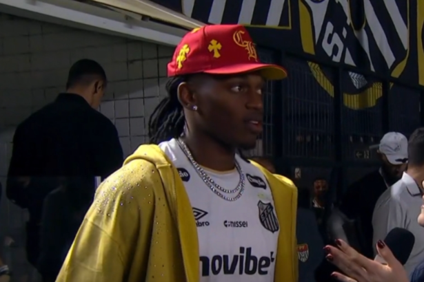 Rafael Leão encontra Neymar na Vila Belmiro e declara torcida ao Santos