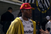 Rafael Leão encontra Neymar na Vila Belmiro e declara torcida ao Santos