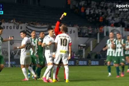 Neymar recebe cartão amarelo em Santos x Chapecoense