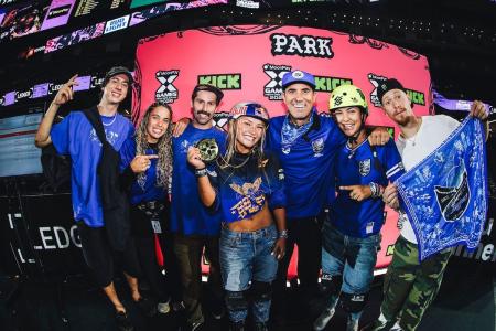 Parte do Time São Paulo celebrando o ouro de Sky Brown no vertical • Divulgação/XGames