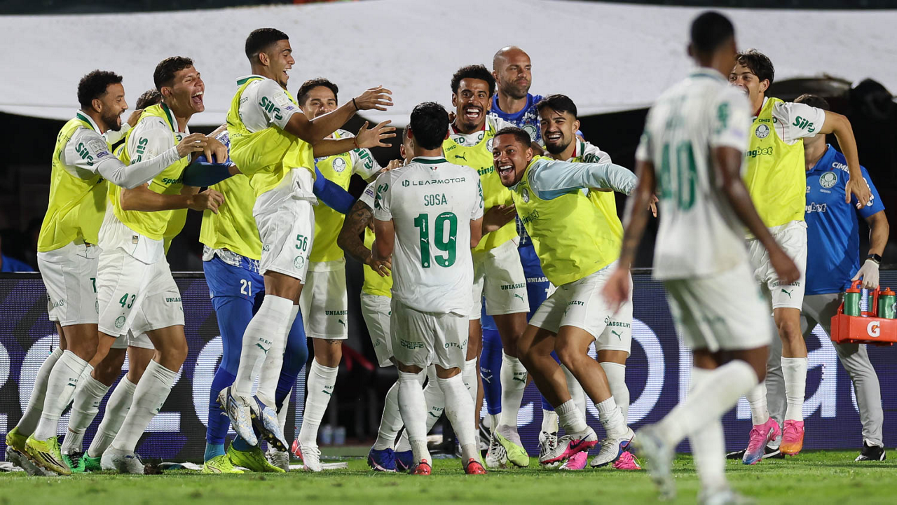 Palmeiras goleia Vitória em jogo com duas expulsões pelo Campeonato Brasileiro