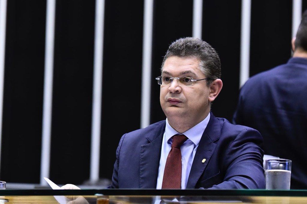 Dino autoriza quebra de sigilos bancários e fiscais em caso dos R$ 400 mil de Sóstenes