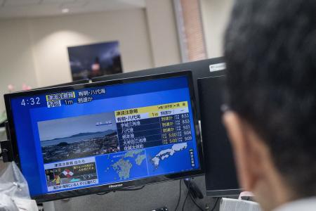 Repórteres acompanham as notícias sobre um grande terremoto e a possibilidade de um tsunami de um metro no sul do Japão.