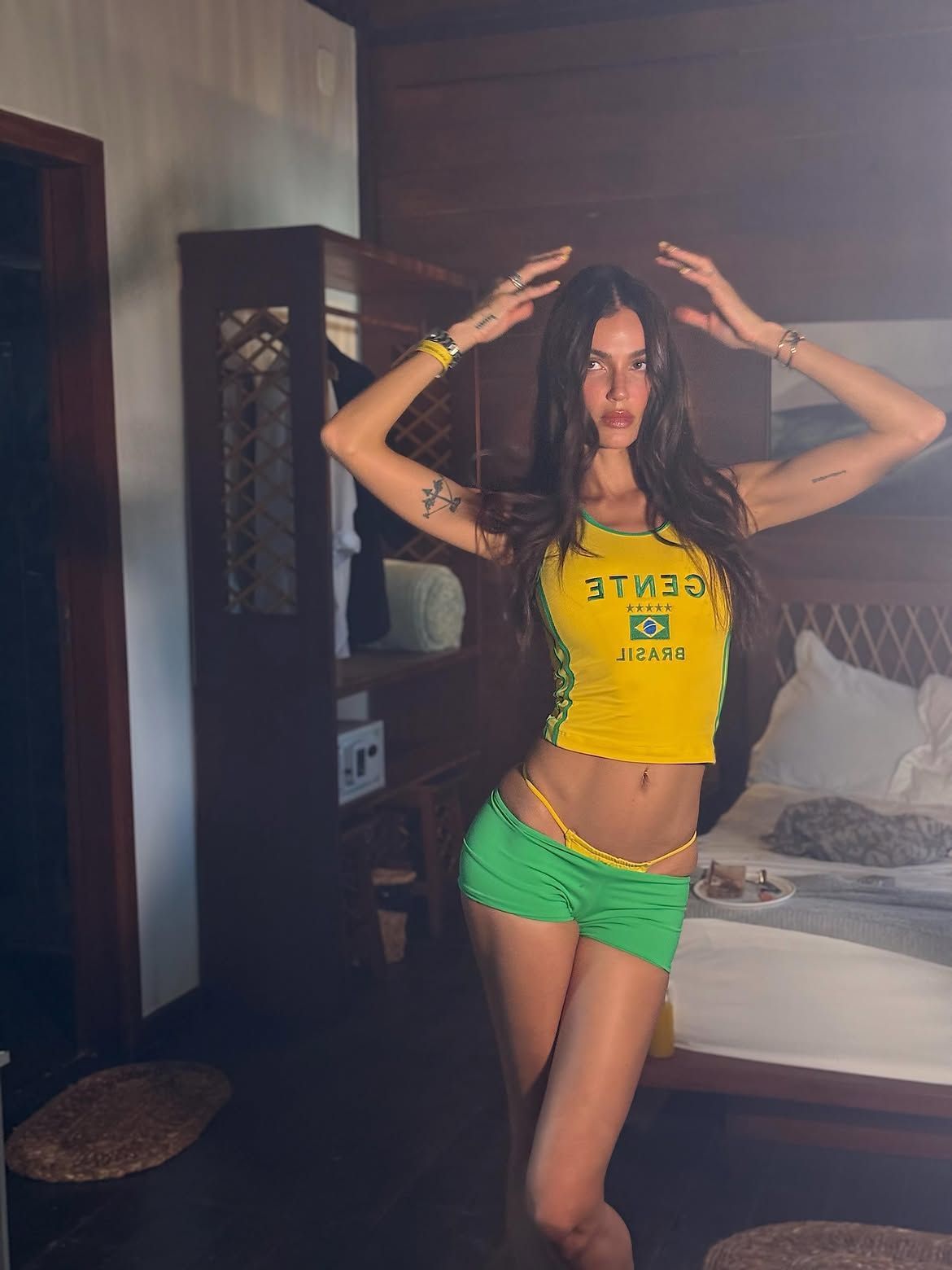 Quem é a modelo de Uberlândia que marcou presença no casamento de Taylor Swift