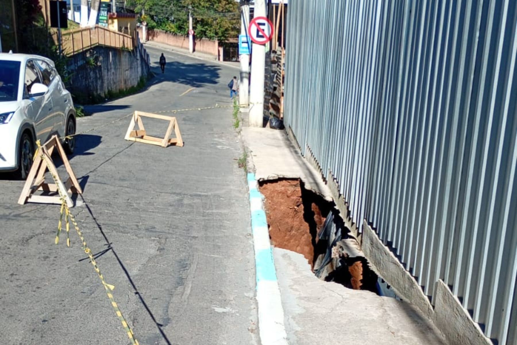 Trincas causam interdição da Rua Nossa Senhora de Fátima em Juiz de Fora