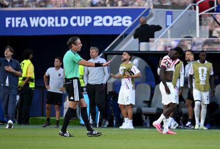 O árbitro Raphael reage ao mostrar o cartão vermelho para Folarin Balogun (à direita), dos EUA.California, United States on July 1, 2026. Tayfun Coskun / Anadolu (Photo by Tayfun Coskun / Anadolu via AFP) • Anadolu via AFP