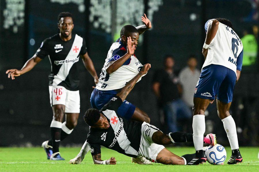 Com gol no fim, Vasco vence o Independiente Medellín e garante vaga nas oitavas da 'Sula'