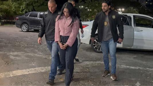 Vídeo mostra momento em que diarista que matou idosos chega à delegacia em BH