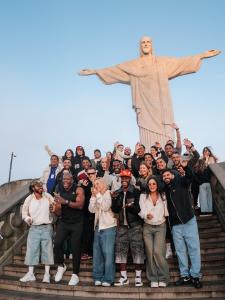 Vini Jr, Virginia, Terry Crews e amigos no Cristo Redentor • Reprodução | Redes sociais