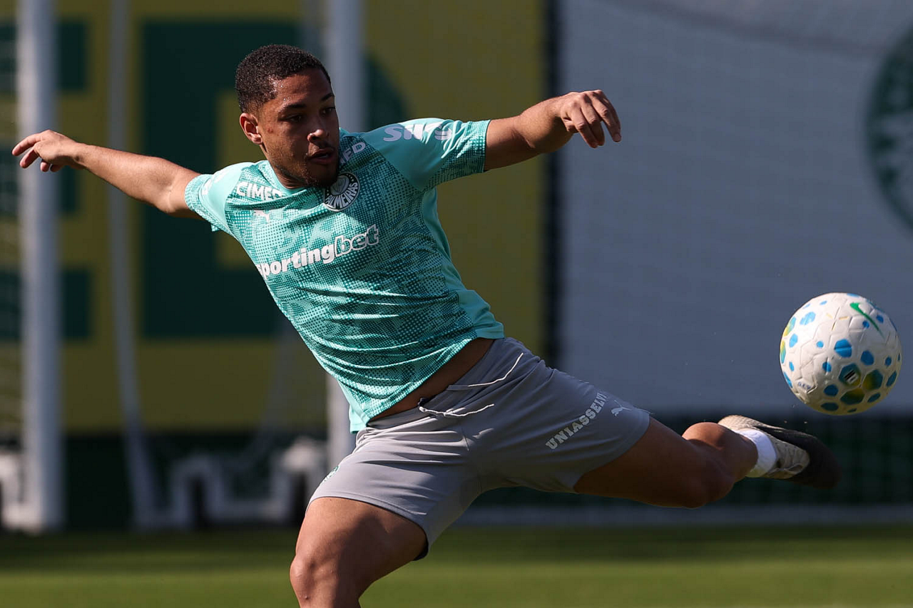 Palmeiras se reforça com dois convocados e divulga novidade sobre Vitor Roque