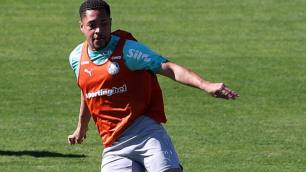 Vitor Roque treina e deve ser novidade do Palmeiras contra o Coritiba