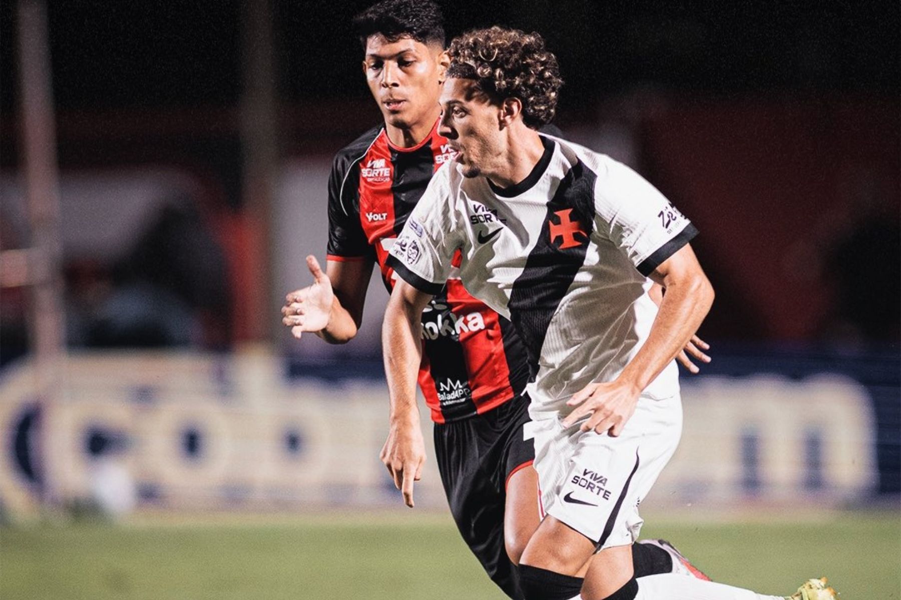 Vasco perde para o Vitória na estreia de técnico e segue no Z4 do Brasileiro