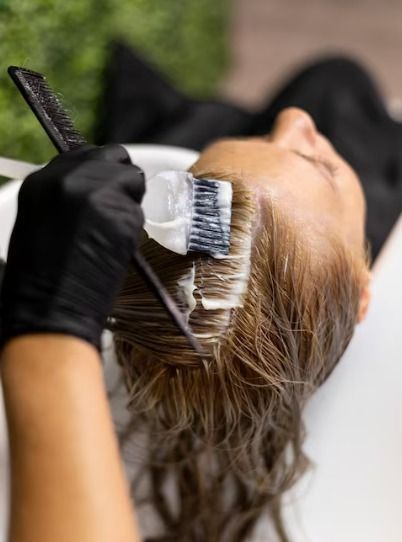 Você lava o cabelo antes da tintura? Especialista explica se isso é um erro