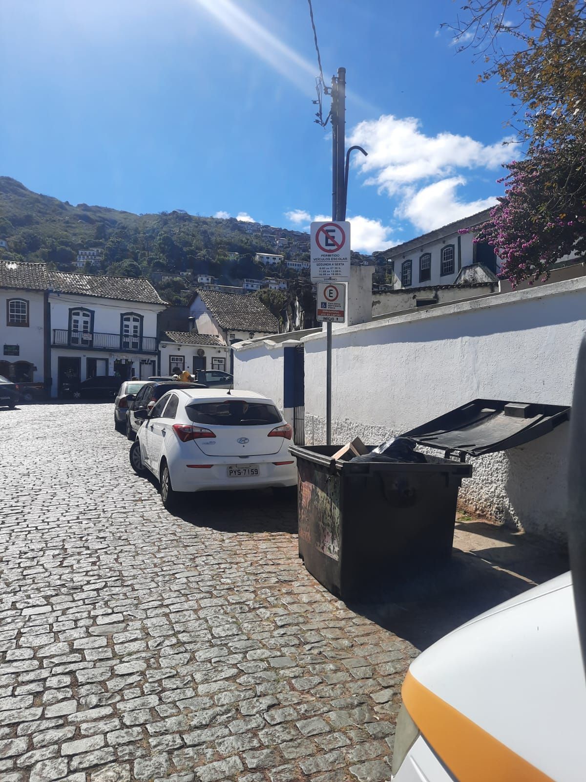 Pais denunciam dificuldades para utilizar vaga PCD em frente à escola em Ouro Preto