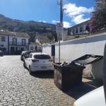 Pais denunciam dificuldades para utilizar vaga PCD em frente à escola em Ouro Preto