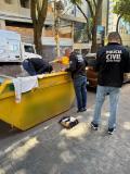 Roupas sujas de sangue após idosos serem encontrados mortos no bairro São Pedro, em BH