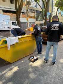 Roupas sujas de sangue após idosos serem encontrados mortos no bairro São Pedro, em BH