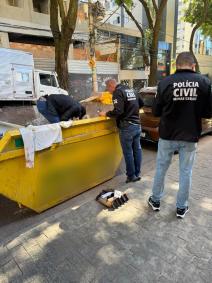 Roupas sujas de sangue após idosos serem encontrados mortos no bairro São Pedro, em BH