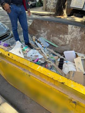Roupas sujas de sangue após idosos serem encontrados mortos no bairro São Pedro, em BH