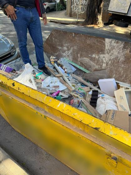 Roupas sujas de sangue após idosos serem encontrados mortos no bairro São Pedro, em BH