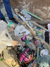 Roupas sujas de sangue após idosos serem encontrados mortos no bairro São Pedro, em BH