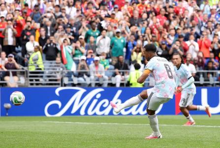 Tielemans sofreu e cobrou a penalidade após revisão do VAR • Alex Grimm/Getty Images/FIfa