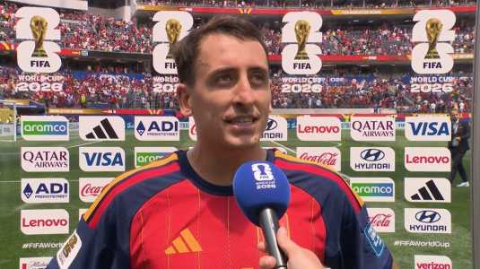 Mikel Oyarzabal, da Espanha, durante entrevista após jogo contra a Áustria